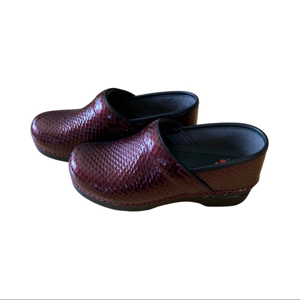 Womens Dansko XP Anaconda Slip Resistant Clogs in Burgundy Size 38EU